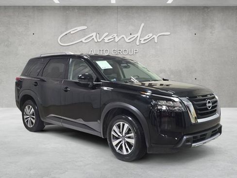 Used 2025 Nissan Pathfinder SL image 2