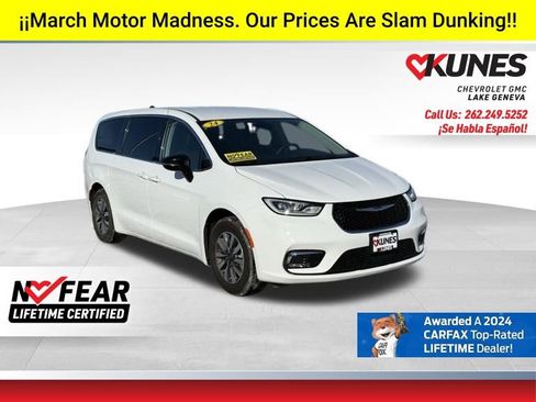 Used 2024 Chrysler Pacifica Select image 1