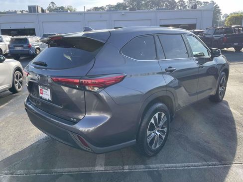 Used 2023 Toyota Highlander XLE image 9