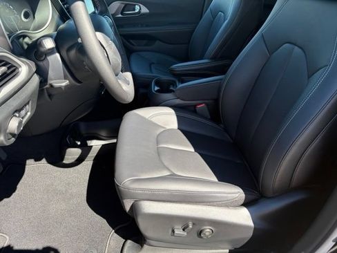 New 2027 Chrysler Pacifica Select FWD image 10