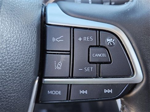 Used 2023 Toyota Highlander XLE image 23