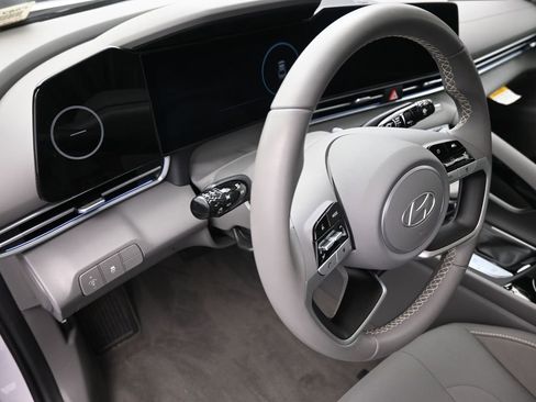 Certified 2025 Hyundai Elantra SEL image 13