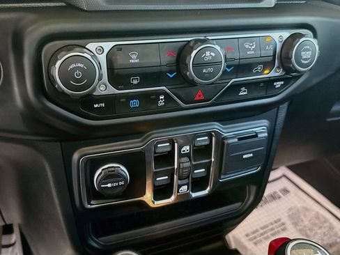 Used 2023 Jeep Wrangler Unlimited Sahara AWD/4WD image 17