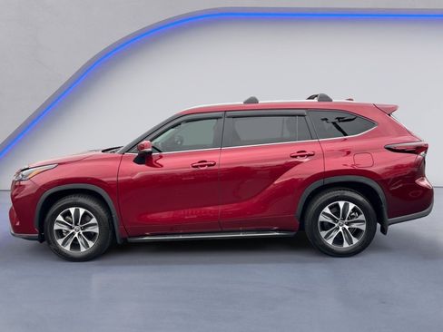 Used 2024 Toyota Highlander LE image 12