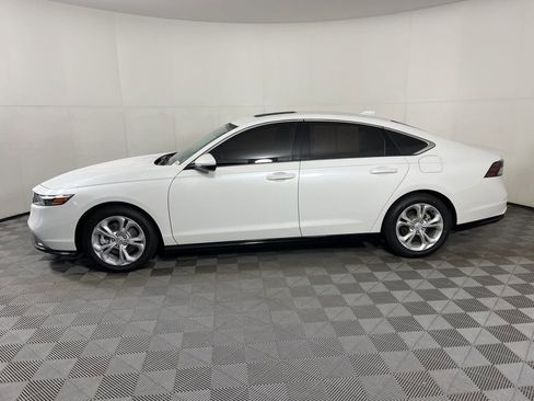Used 2023 Honda Accord Touring image 2
