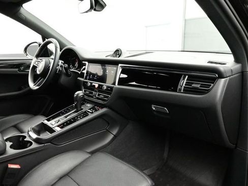 Certified 2025 Porsche Macan AWD/4WD image 19
