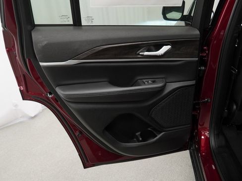 New 2025 Jeep Grand Cherokee Limited image 32