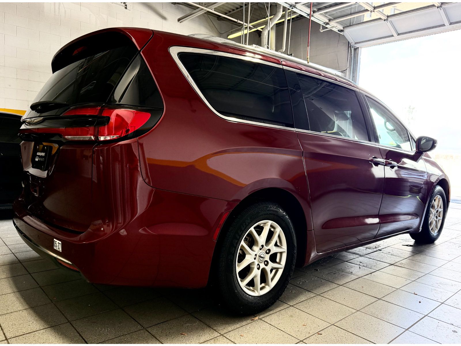 Used 2021 Chrysler Pacifica Touring-L FWD image 7