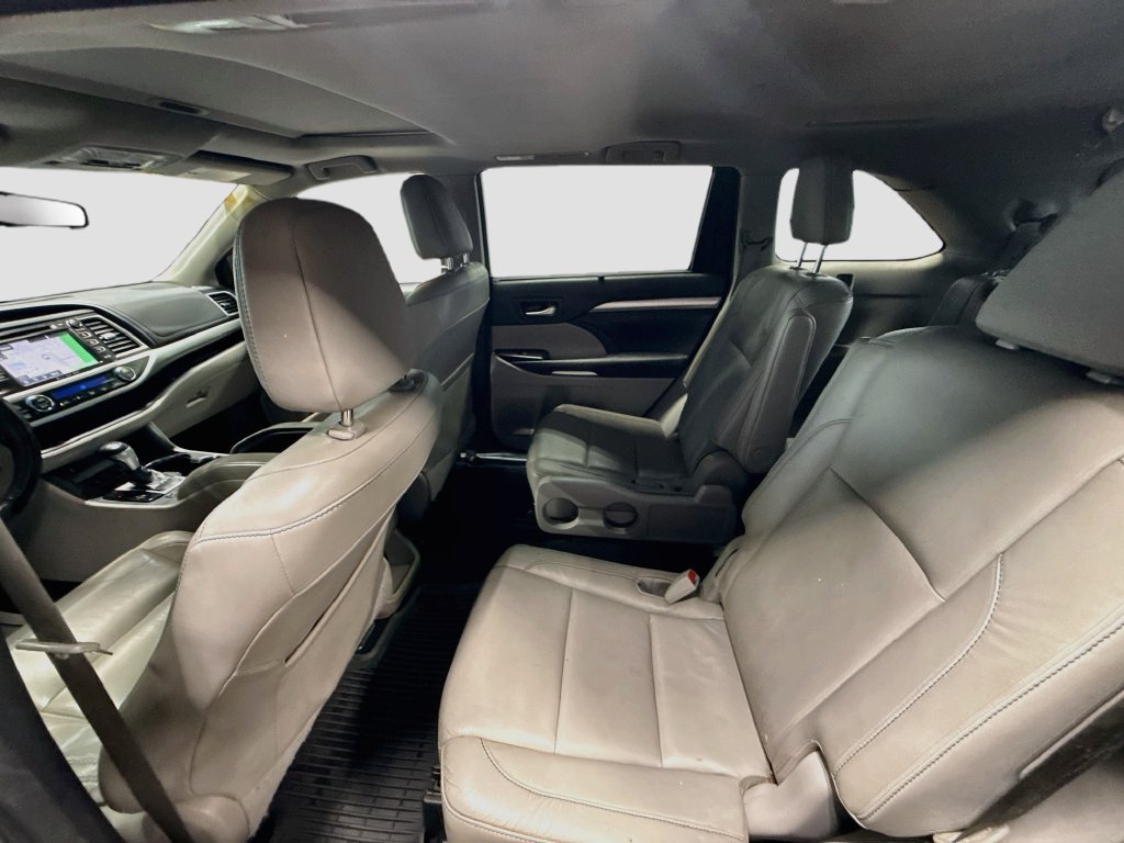 Used 2016 Toyota Highlander XLE AWD/4WD image 24