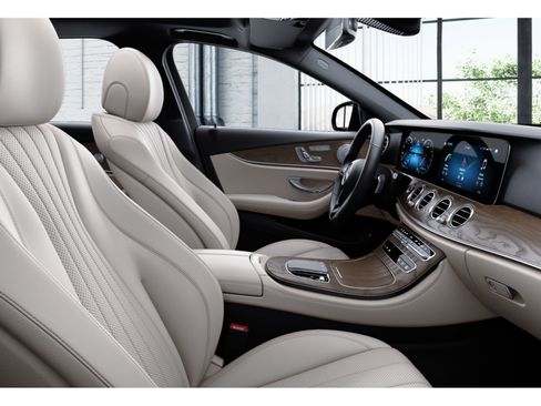 Used 2023 Mercedes-Benz E 350 4MATIC Sedan image 4