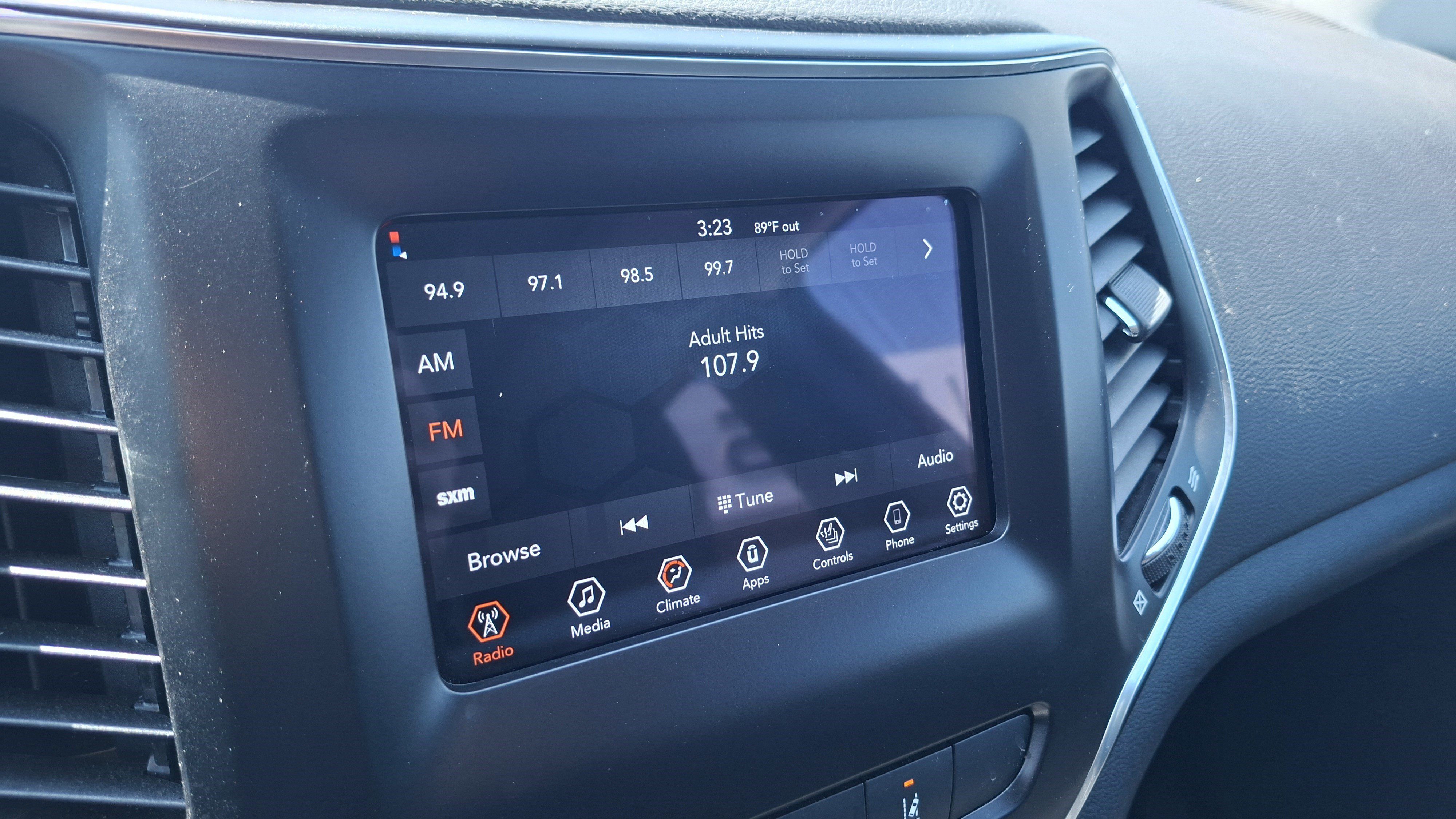 Used 2021 Jeep Cherokee Latitude Plus w/ Sun & Sound Group FWD image 14