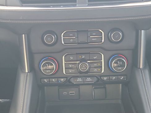 Used 2023 Chevrolet Suburban Premier image 25