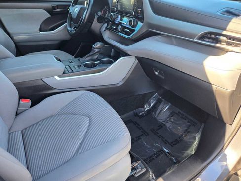 Used 2021 Toyota Highlander LE image 12