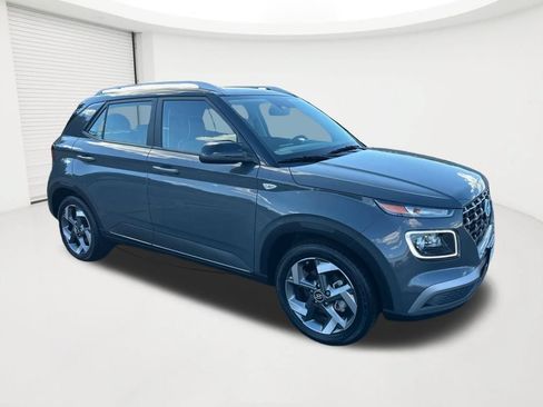 Used 2025 Hyundai Venue Limited FWD image 3