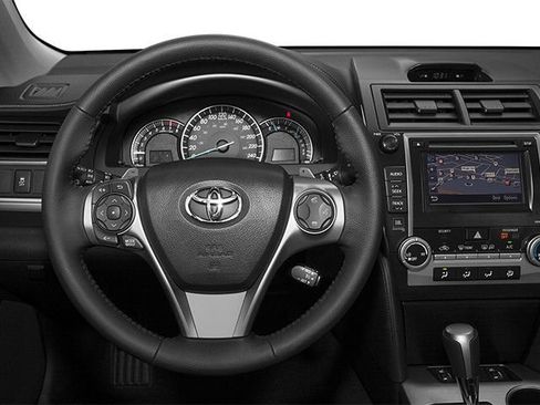 Used 2014 Toyota Camry SE FWD image 4