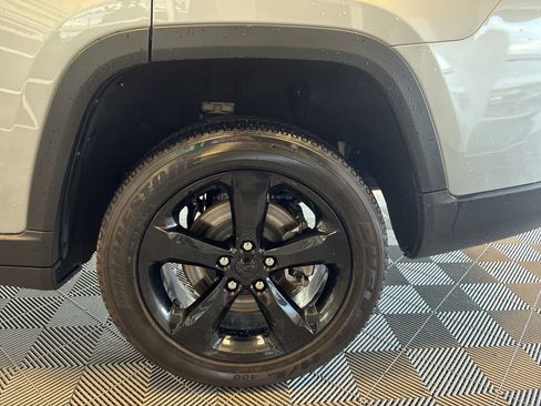 Used 2025 Jeep Grand Cherokee L Altitude AWD/4WD image 8