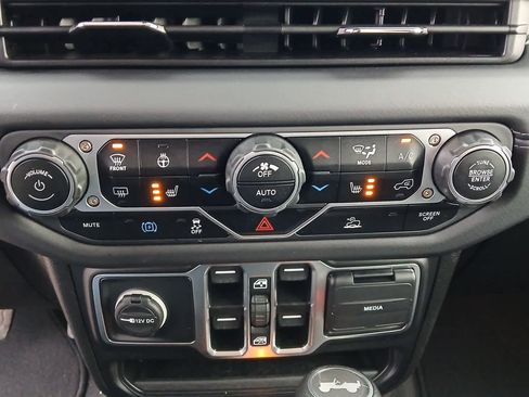 Used 2025 Jeep Wrangler Sahara image 41