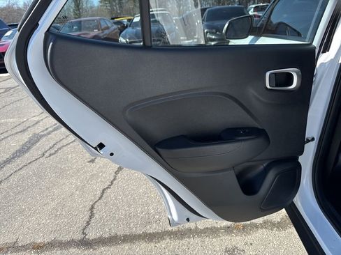 Used 2025 Hyundai Venue SE image 23