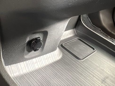 Used 2023 Toyota Sienna XSE image 33