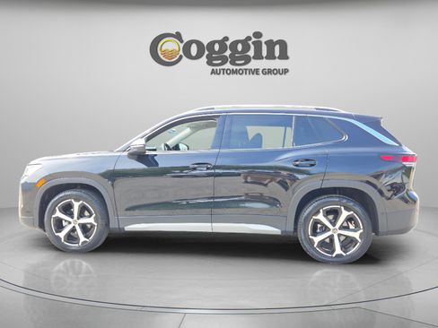 Used 2025 Volkswagen Tiguan SE image 2
