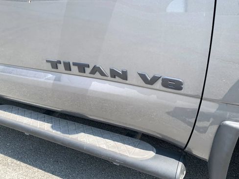 Used 2019 Nissan Titan SV w/ SV Convenience Package RWD image 10