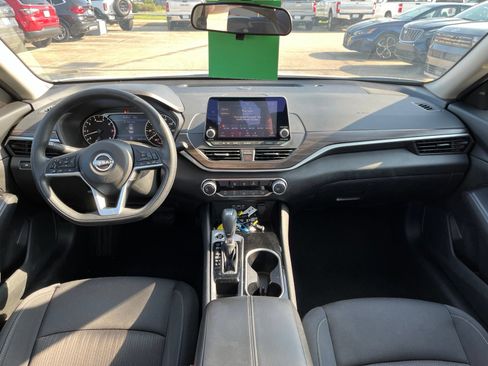 Used 2024 Nissan Altima 2.5 SV FWD image 9