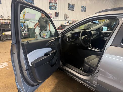 Used 2025 Chevrolet Trax LT FWD image 6