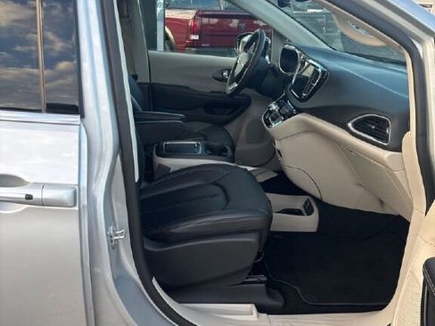 Used 2024 Chrysler Pacifica Touring-L image 23