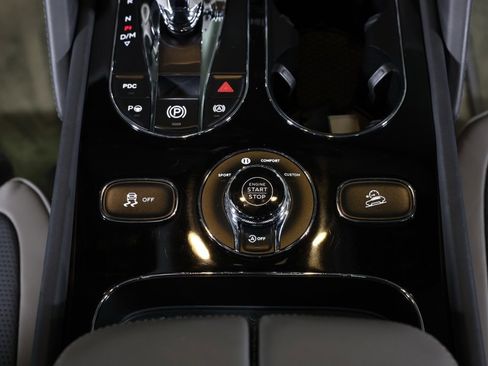 Used 2022 Bentley Bentayga image 26