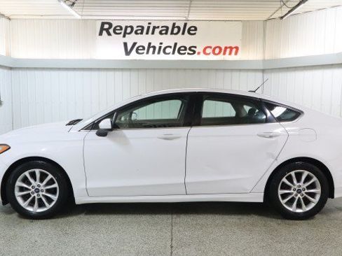 Used 2017 Ford Fusion SE FWD image 1