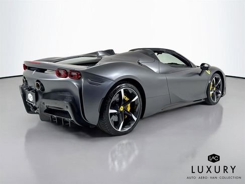 Used 2022 Ferrari SF90 Spider image 5