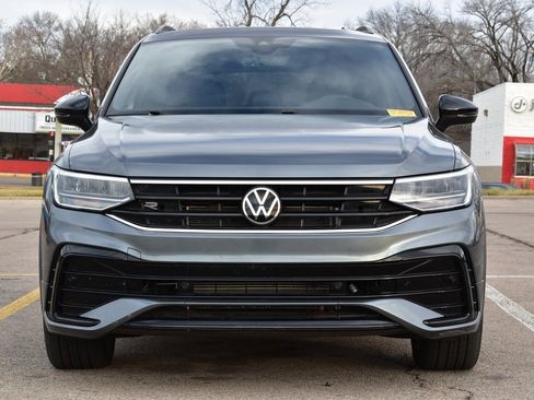 Used 2023 Volkswagen Tiguan SE R-Line image 2