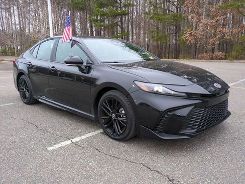Used 2025 Toyota Camry SE image 2