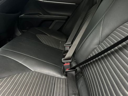 Used 2019 Toyota Camry SE image 5