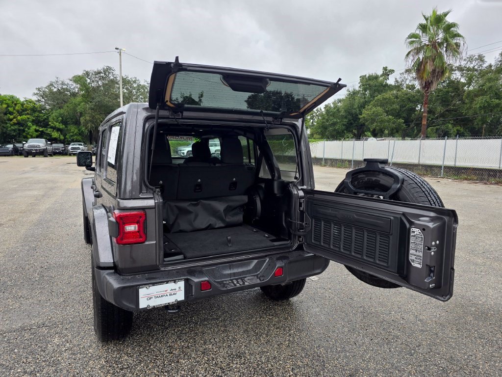 Used 2026 Jeep Wrangler Unlimited Sahara AWD/4WD image 38