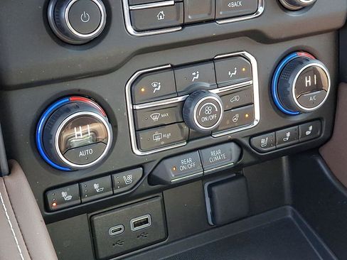 Used 2024 Chevrolet Suburban High Country w/ Advanced Technology Package image 18