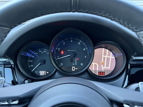 Certified 2025 Porsche Macan image 24