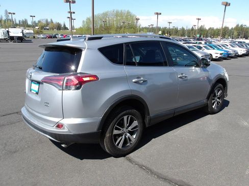 Used 2018 Toyota RAV4 XLE AWD/4WD image 5