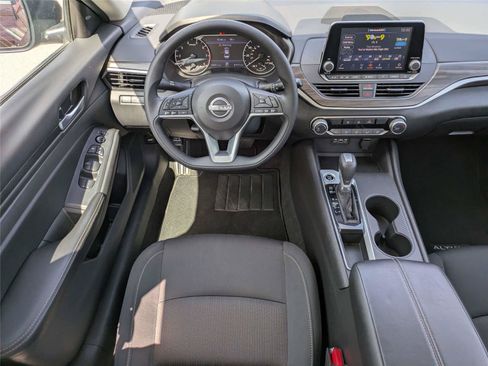 Used 2025 Nissan Altima 2.5 SV FWD image 17