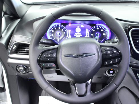 Used 2025 Chrysler Pacifica Limited image 18