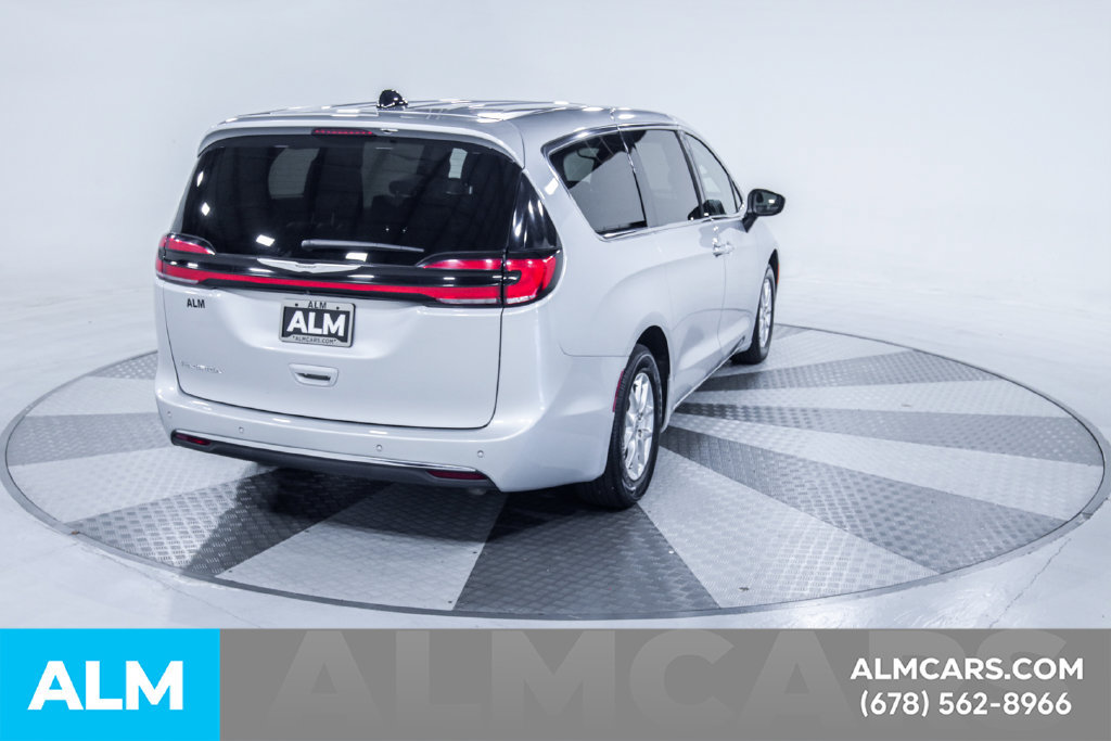 Used 2023 Chrysler Pacifica Touring-L FWD image 9