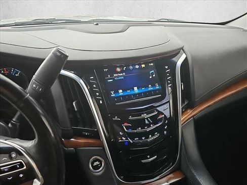 Used 2019 Cadillac Escalade Luxury AWD/4WD image 15
