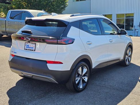 Used 2023 Chevrolet Bolt EUV LT w/ Convenience Package FWD image 5