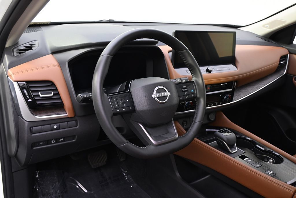 Used 2025 Nissan Rogue Platinum FWD image 11
