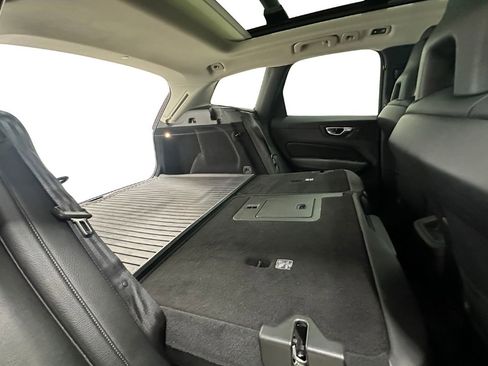 Used 2018 Volvo XC60 T5 Momentum w/ Advanced Package image 16