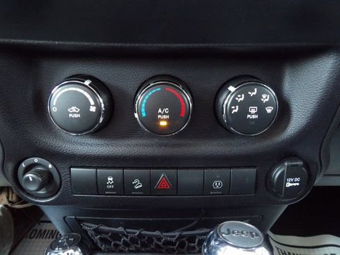 Used 2015 Jeep Wrangler Unlimited Sahara w/ Connectivity Group AWD/4WD image 23