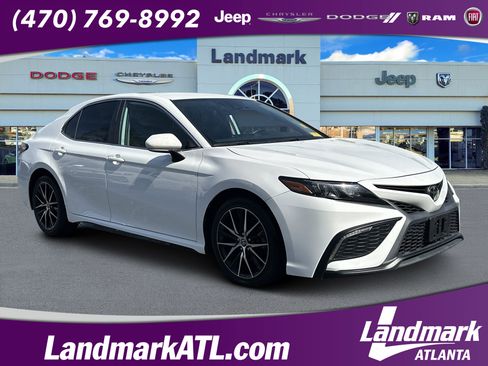 Used 2022 Toyota Camry SE image 1