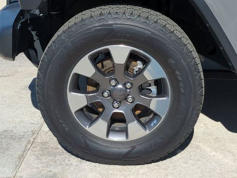 Used 2018 Jeep Wrangler Unlimited Sahara image 9