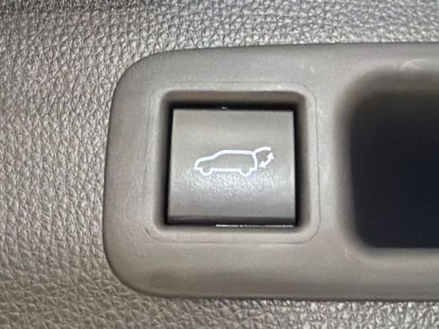Used 2022 Toyota Highlander LE FWD image 19
