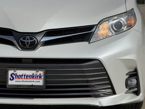 Used 2019 Toyota Sienna XLE w/ XLE Navigation Package FWD image 8